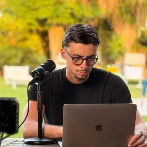 Nick Parodi al lavoro con laptop e microfono